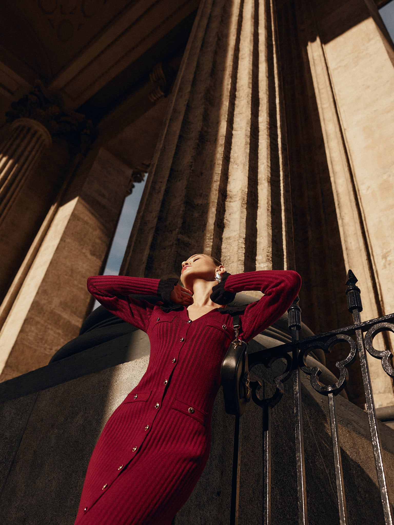 Трикотажное платье миди с контрастным воротником и манжетами