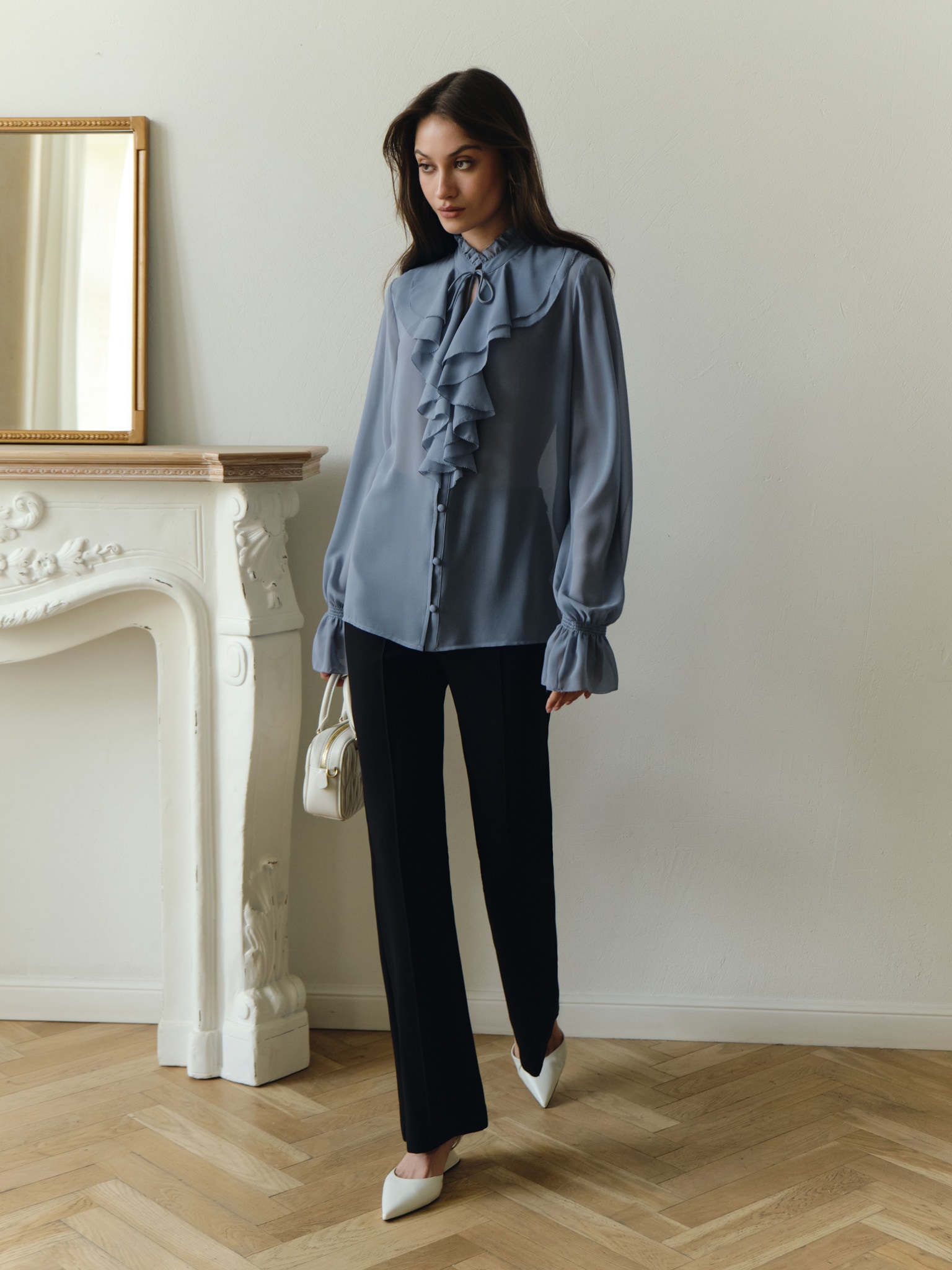 Leichte Bluse mit Volants und Bändern am Kragen