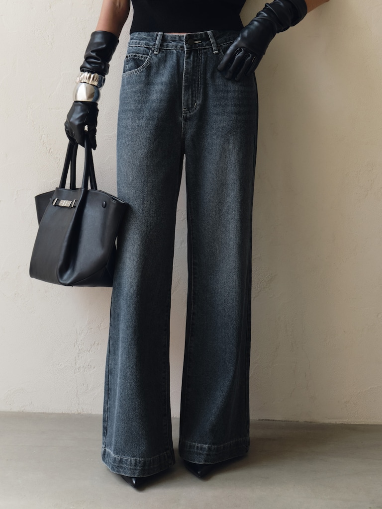 Расклешенные джинсы на средней посадке