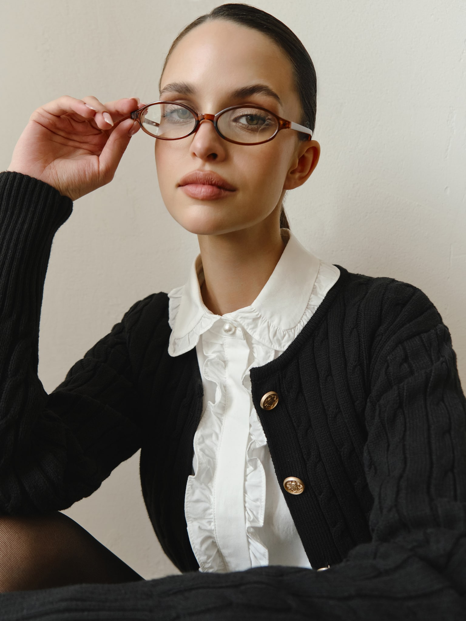 Укороченный кардиган вязки косами