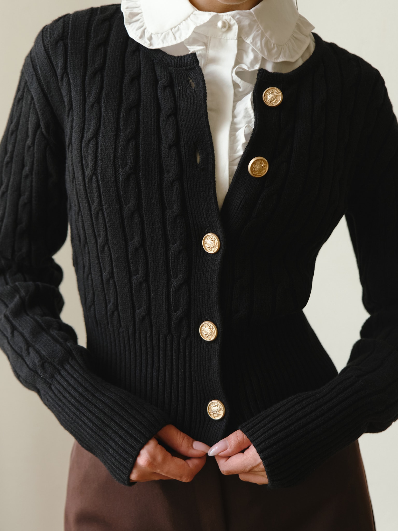 Укороченный кардиган вязки косами