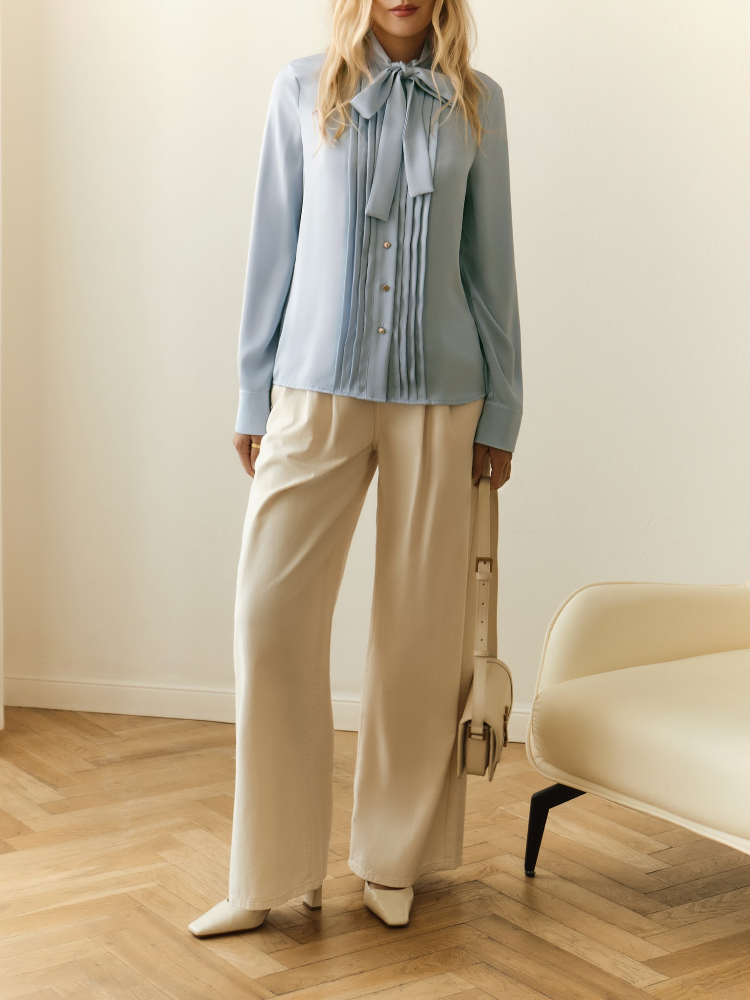 Luźna bluzka z kokardą na kołnierzu