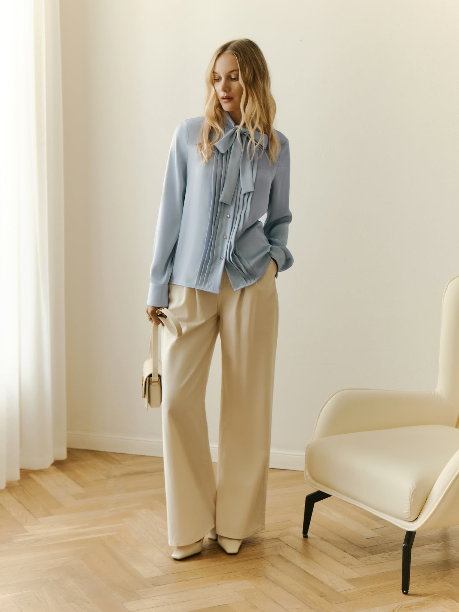 Luźna bluzka z kokardą na kołnierzu