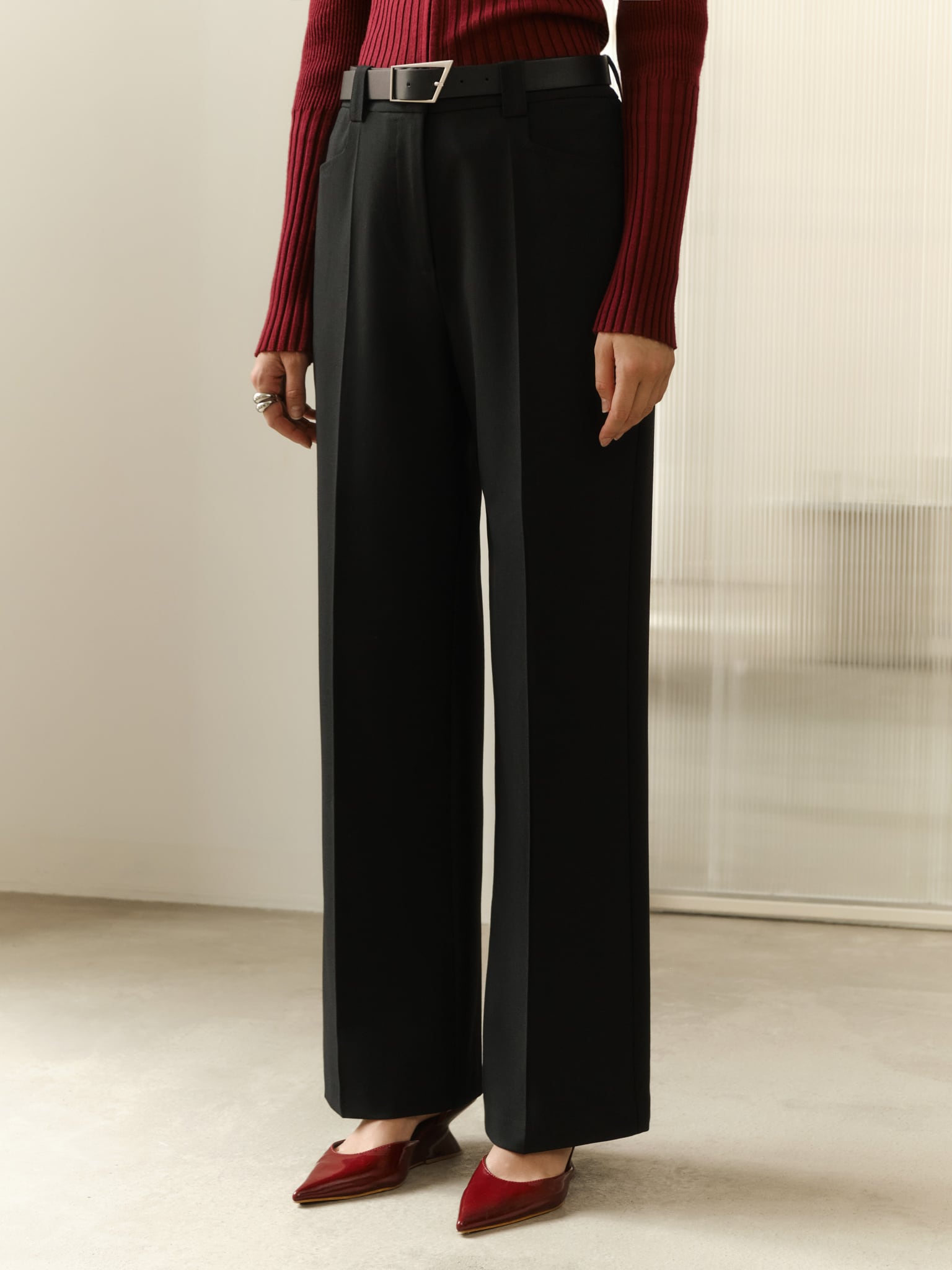 Pantalon de costume droit avec flèches et ceinture