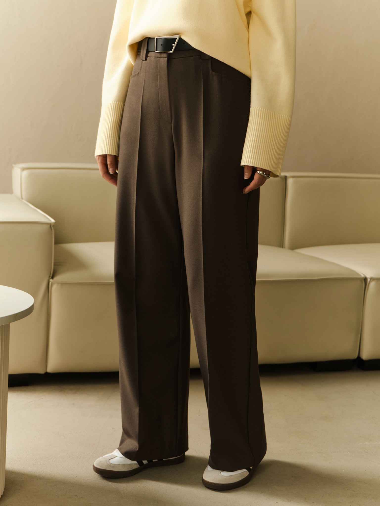 Gerade Anzughose mit abgesteppten Bügelfalten und einem Gürtel