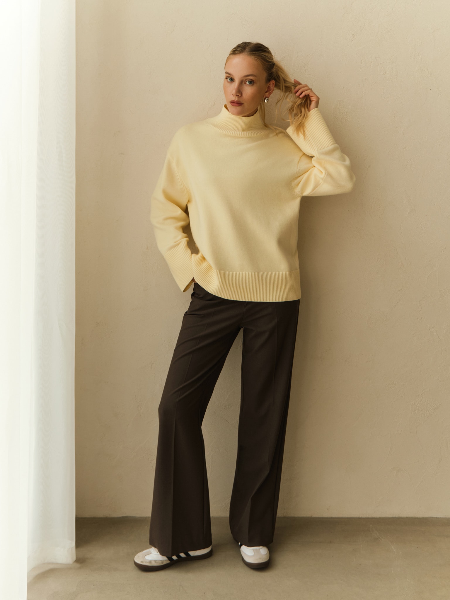 Gerade Anzughose mit abgesteppten Bügelfalten und einem Gürtel