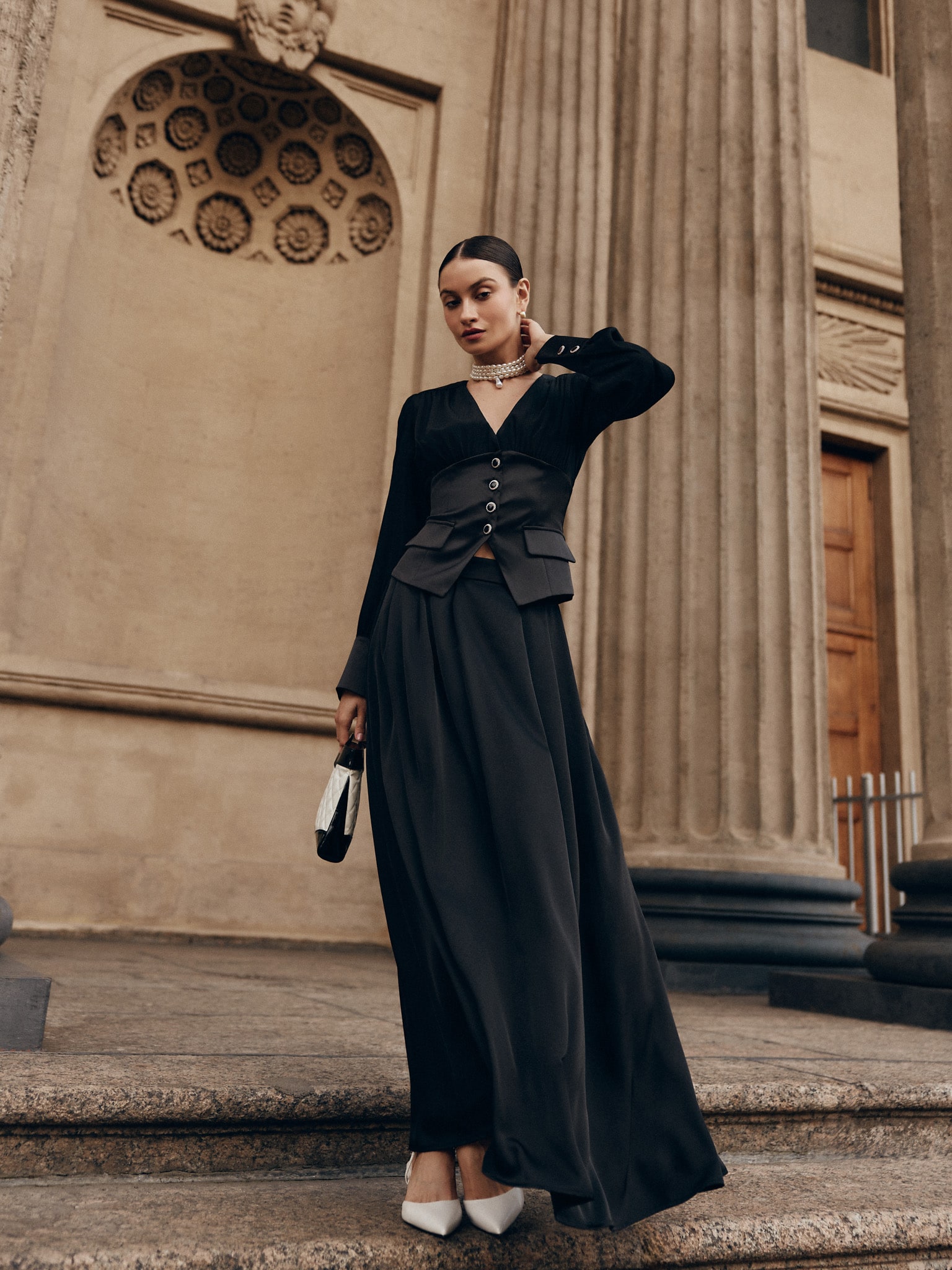 Blouse with a waistband and large button fastening