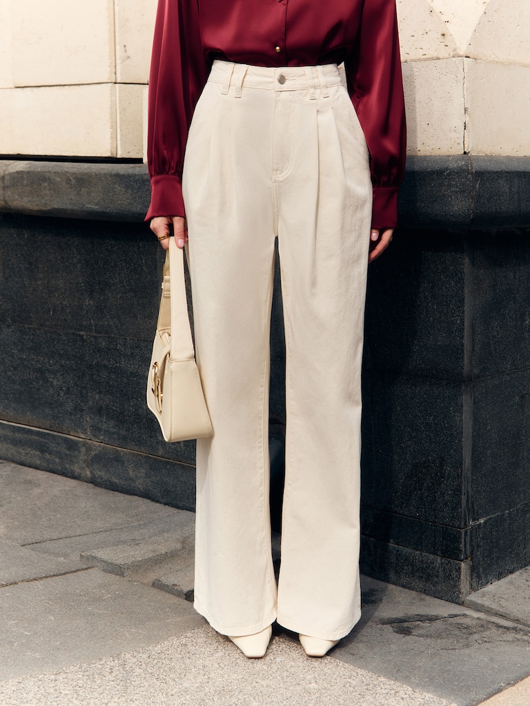 Свободные джинсы с защипами на талии