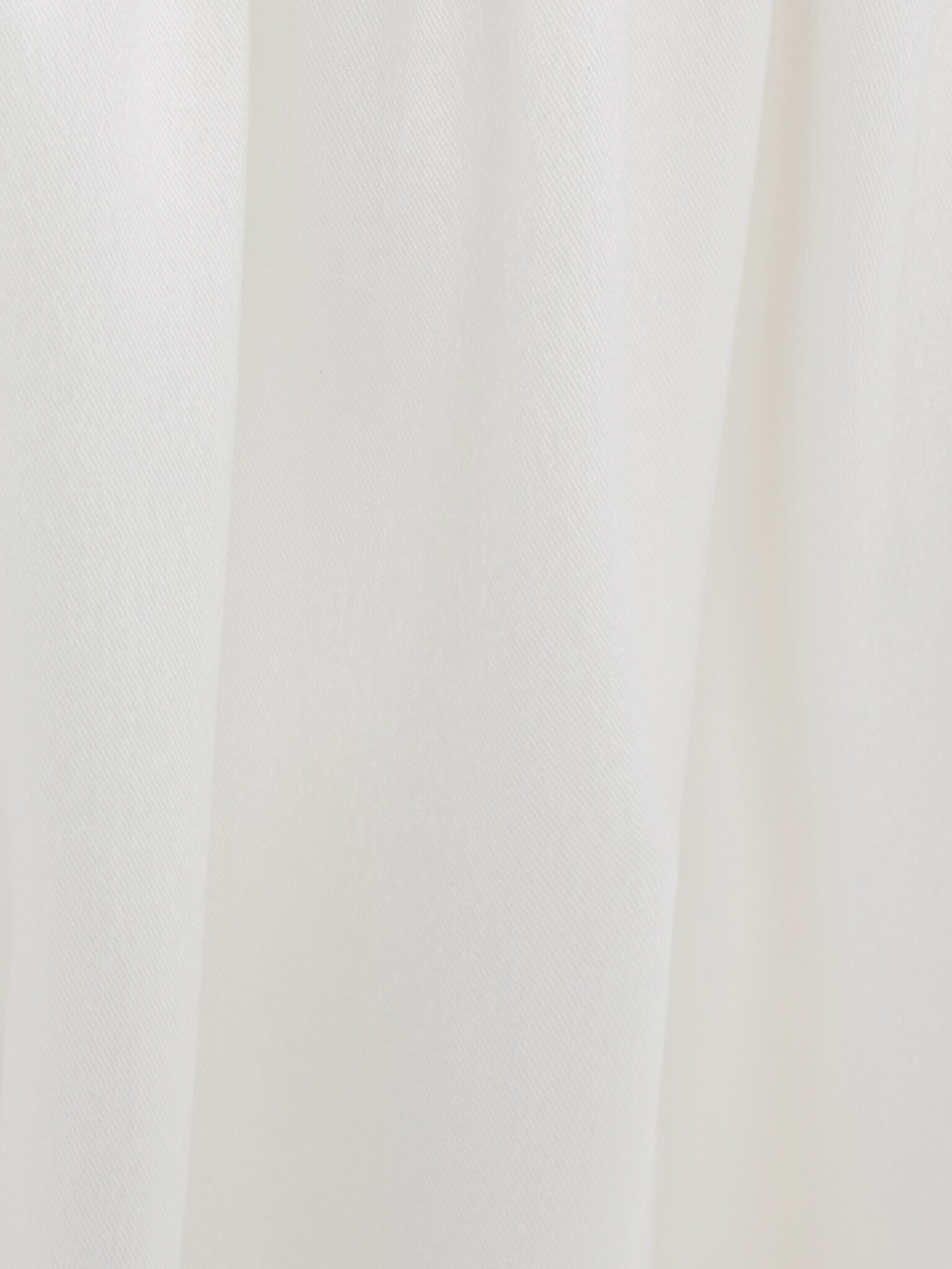 Приталенное платье миди с воланом на юбке