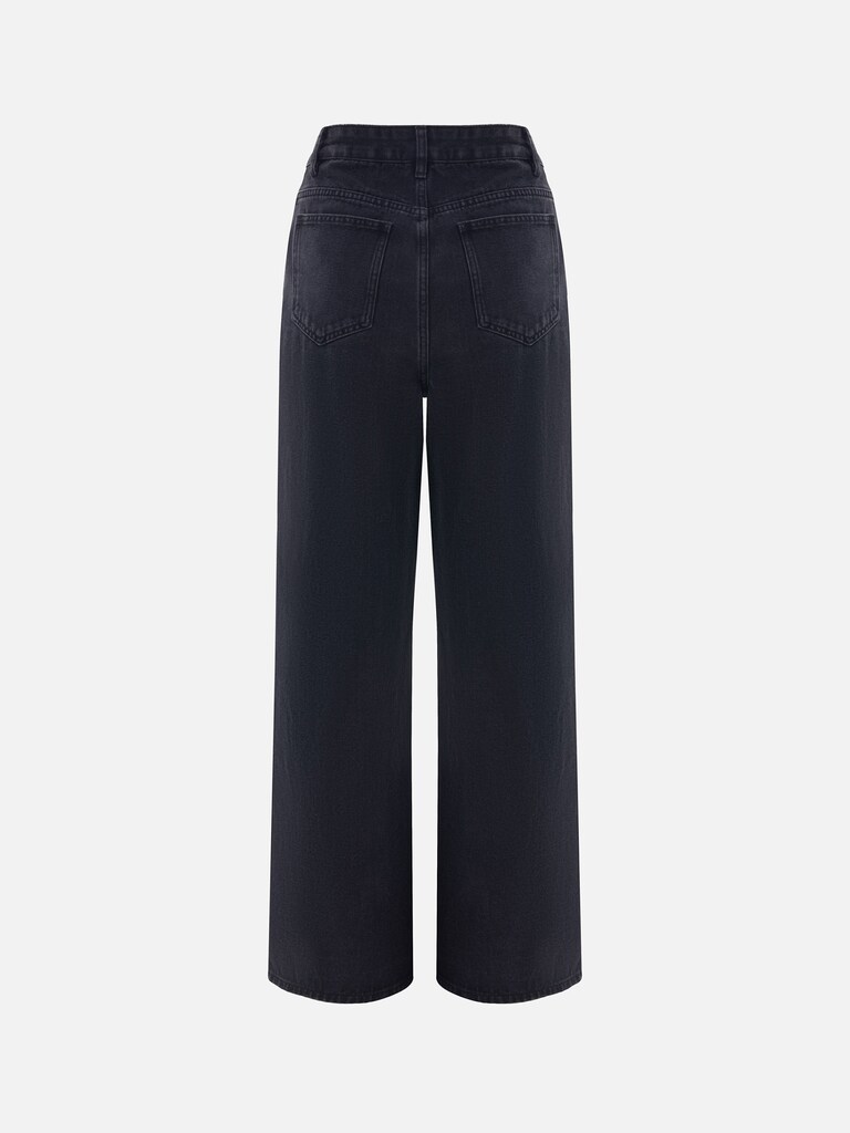 Loose jeans with pleats at the waist