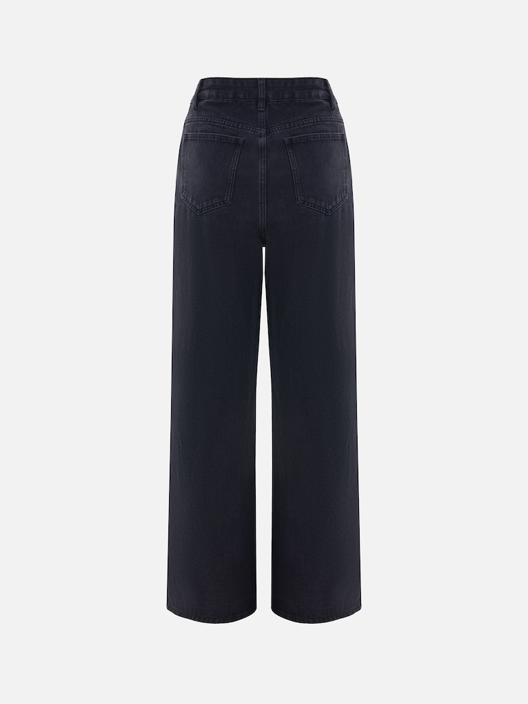 Loose jeans with pleats at the waist