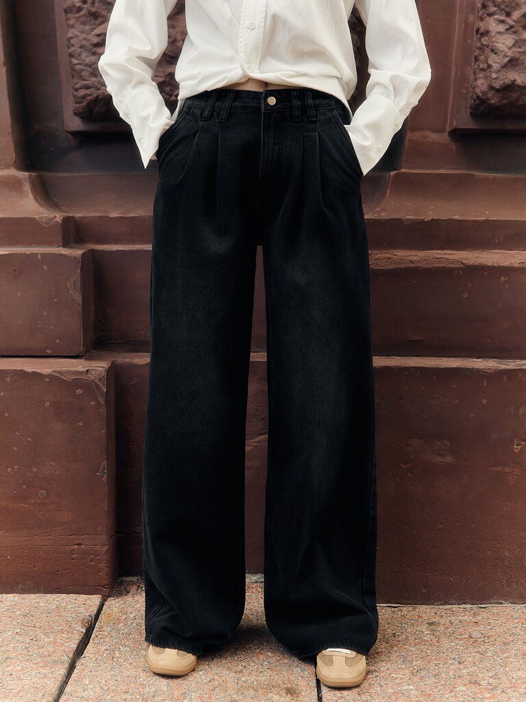 Loose jeans with pleats at the waist