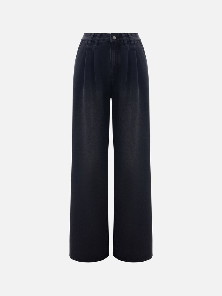 Loose jeans with pleats at the waist