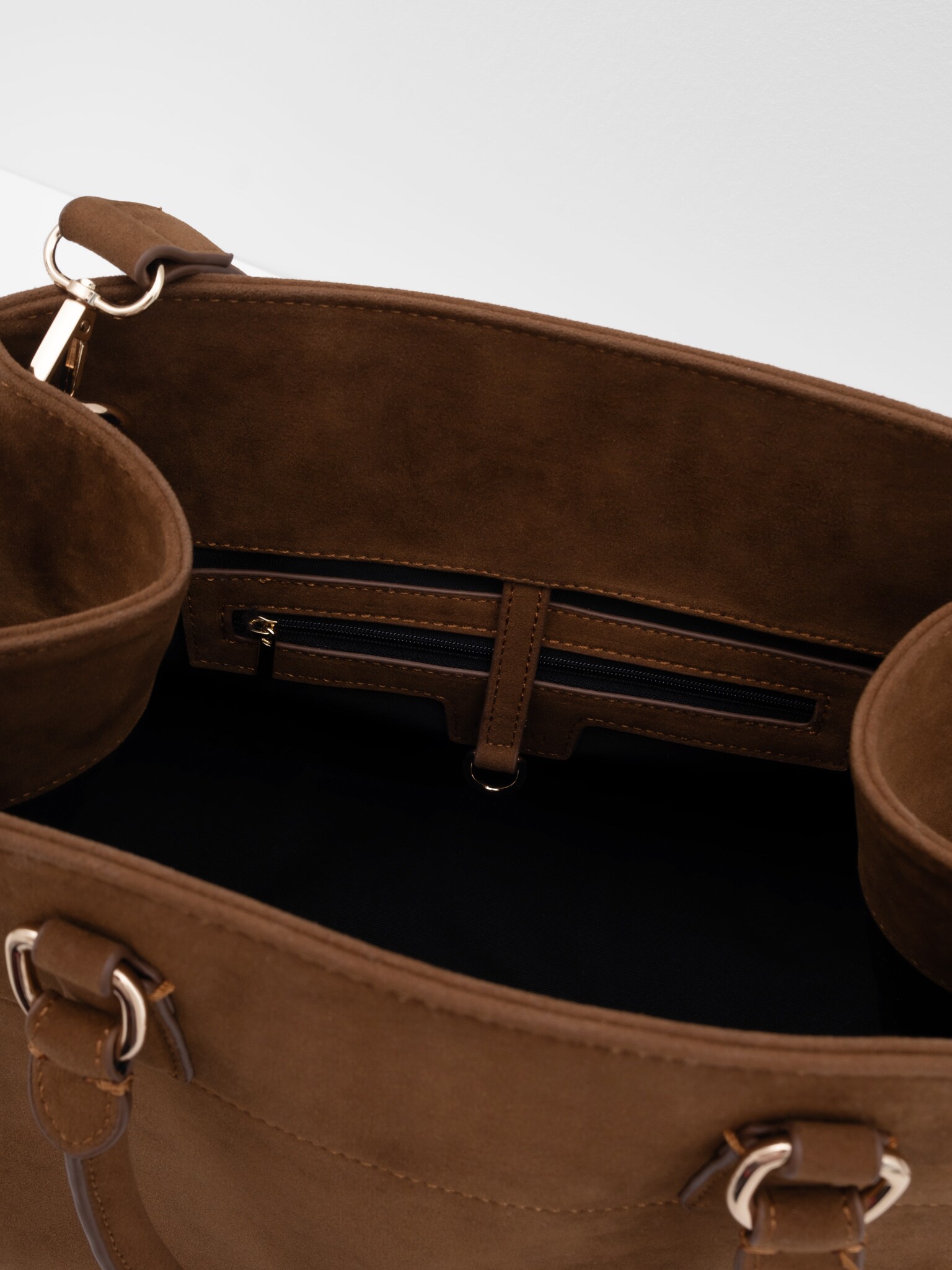 Трапециевидная сумка жесткой формы с ремешками по бокам