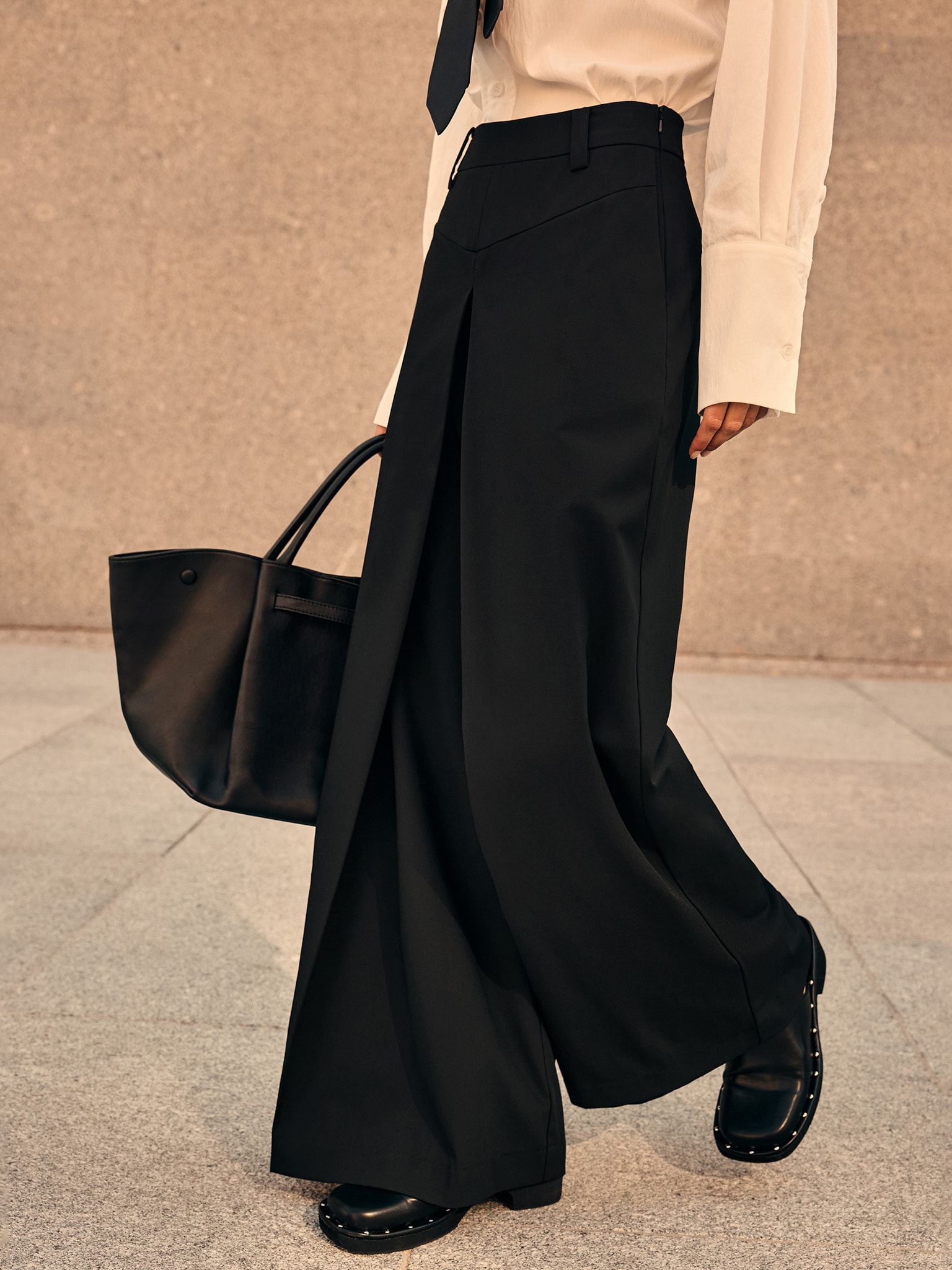 Брюки палаццо с V-образной вставкой на поясе и ремнем