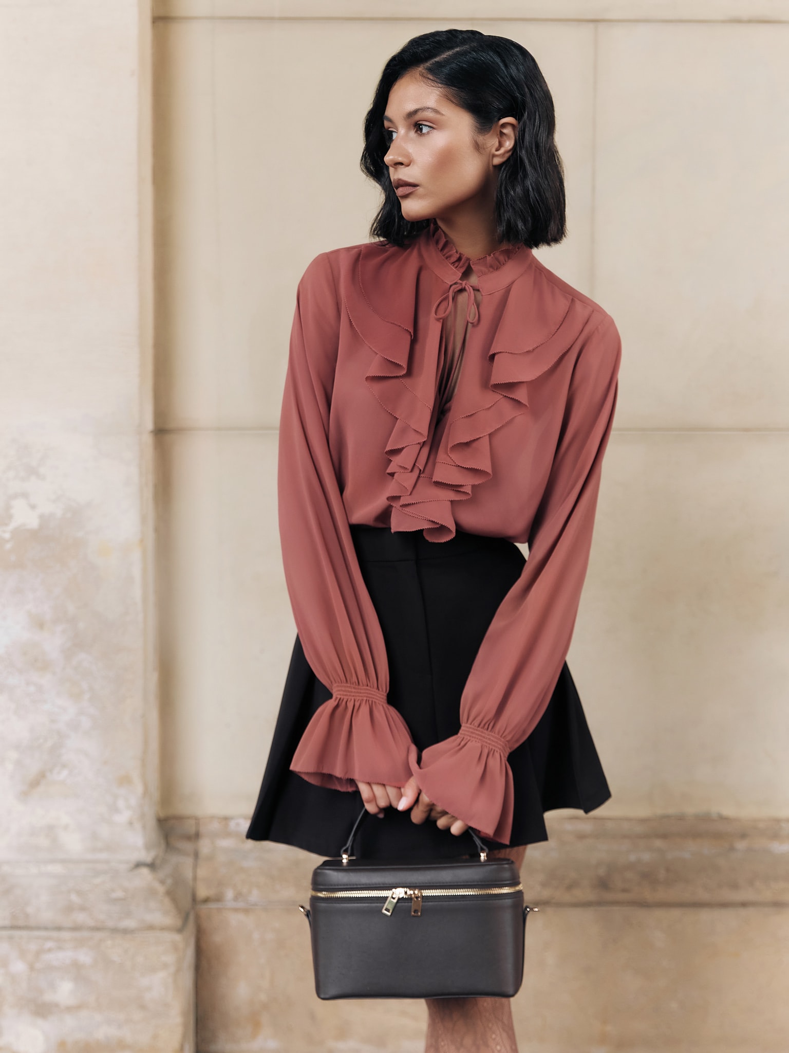 Lekka bluzka z falbanami i wiązaniem przy kołnierzu