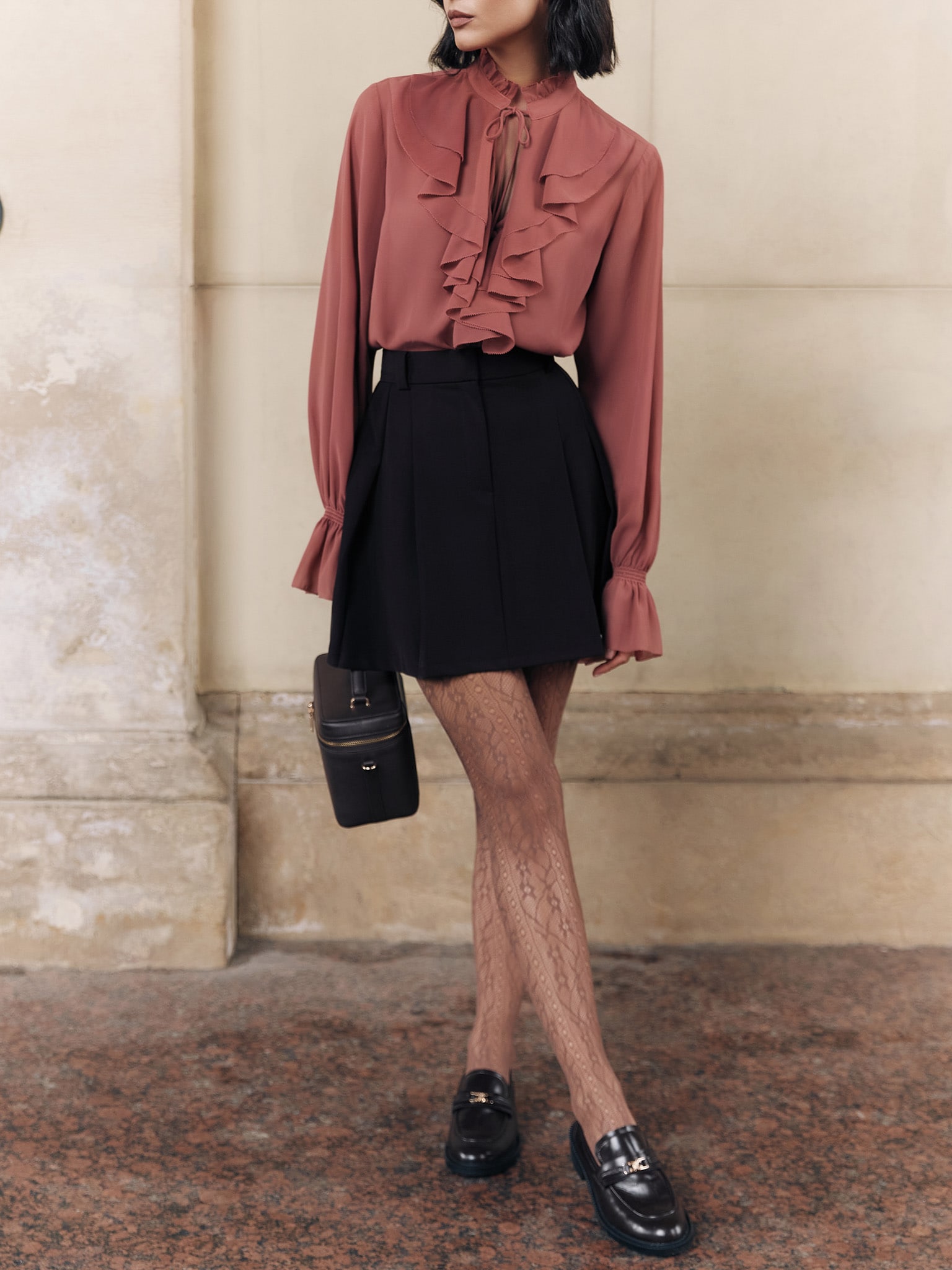 Lekka bluzka z falbanami i wiązaniem przy kołnierzu