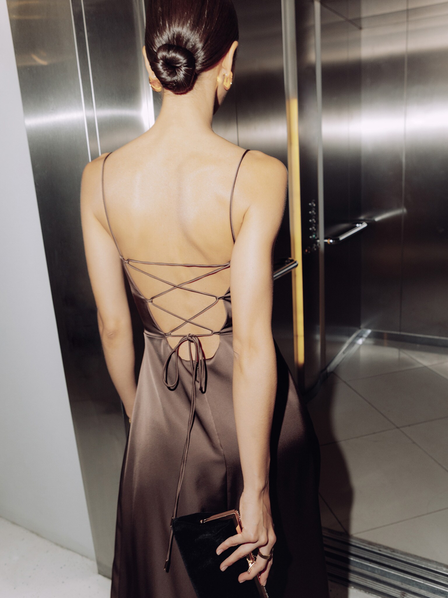 Schmal geschnittenes Maxikleid mit Schnürung am Rücken