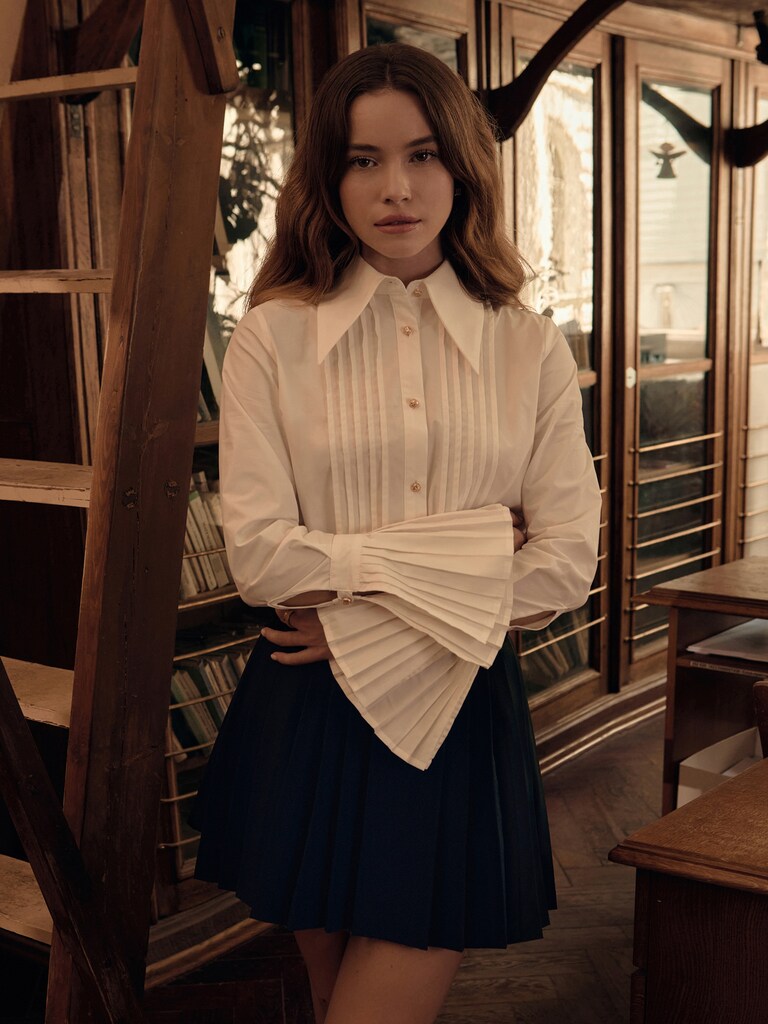 Shirt with pleated cuffs and metal buttons