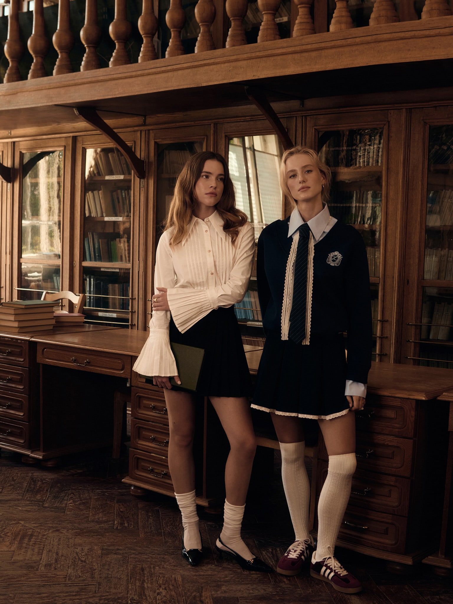 Shirt with pleated cuffs and metal buttons