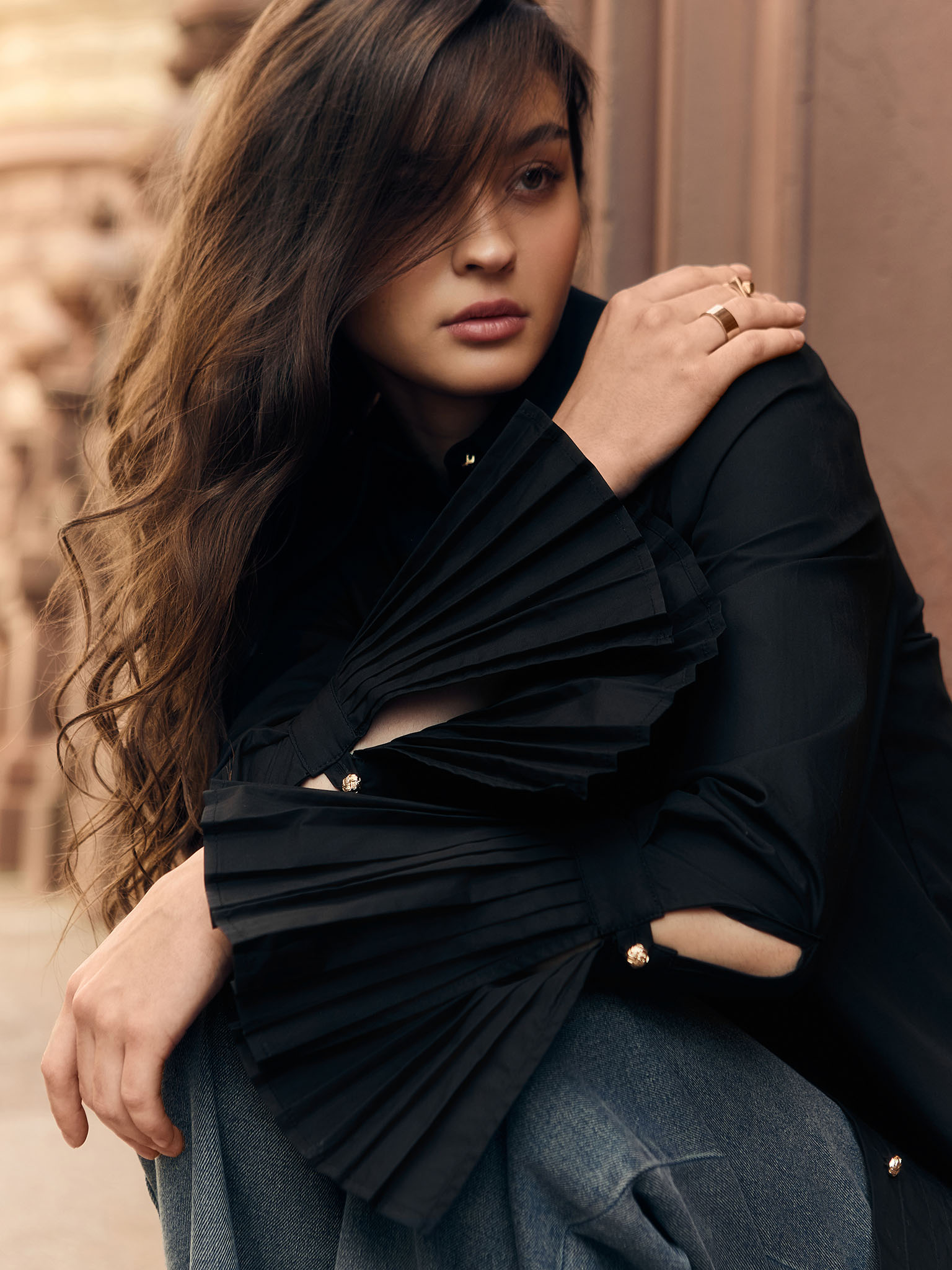 Shirt with pleated cuffs and metal buttons