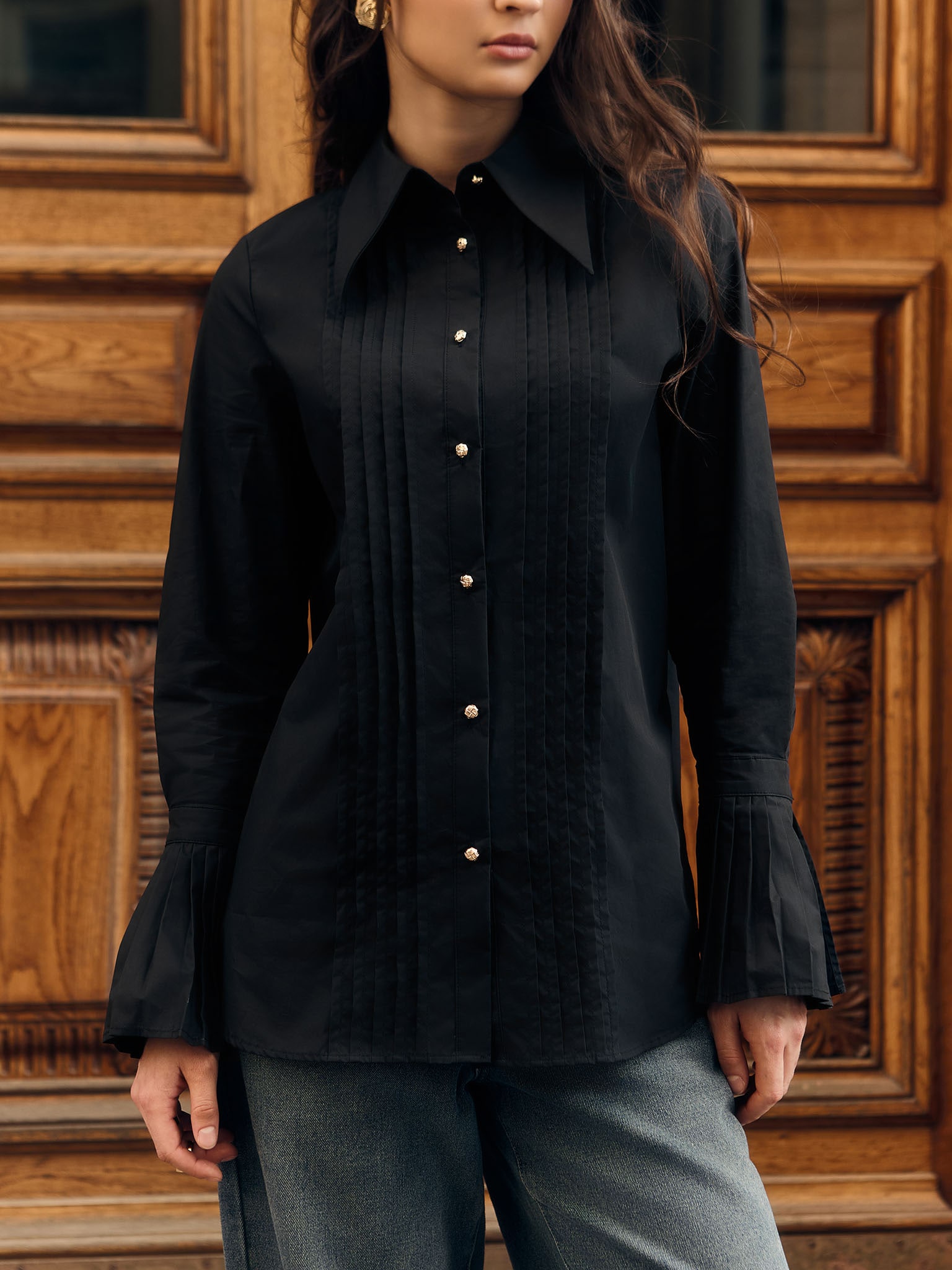 Shirt with pleated cuffs and metal buttons