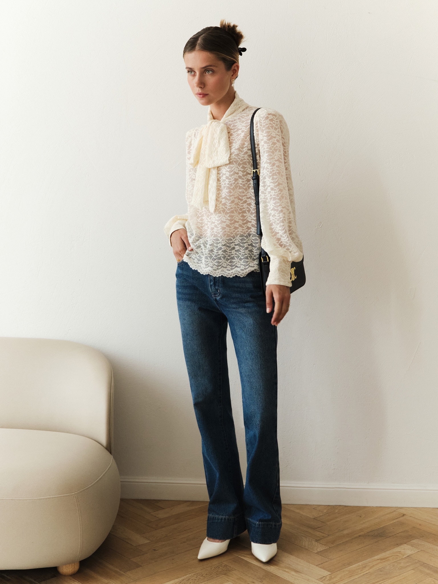 Koronkowa bluzka z kokardą na kołnierzu