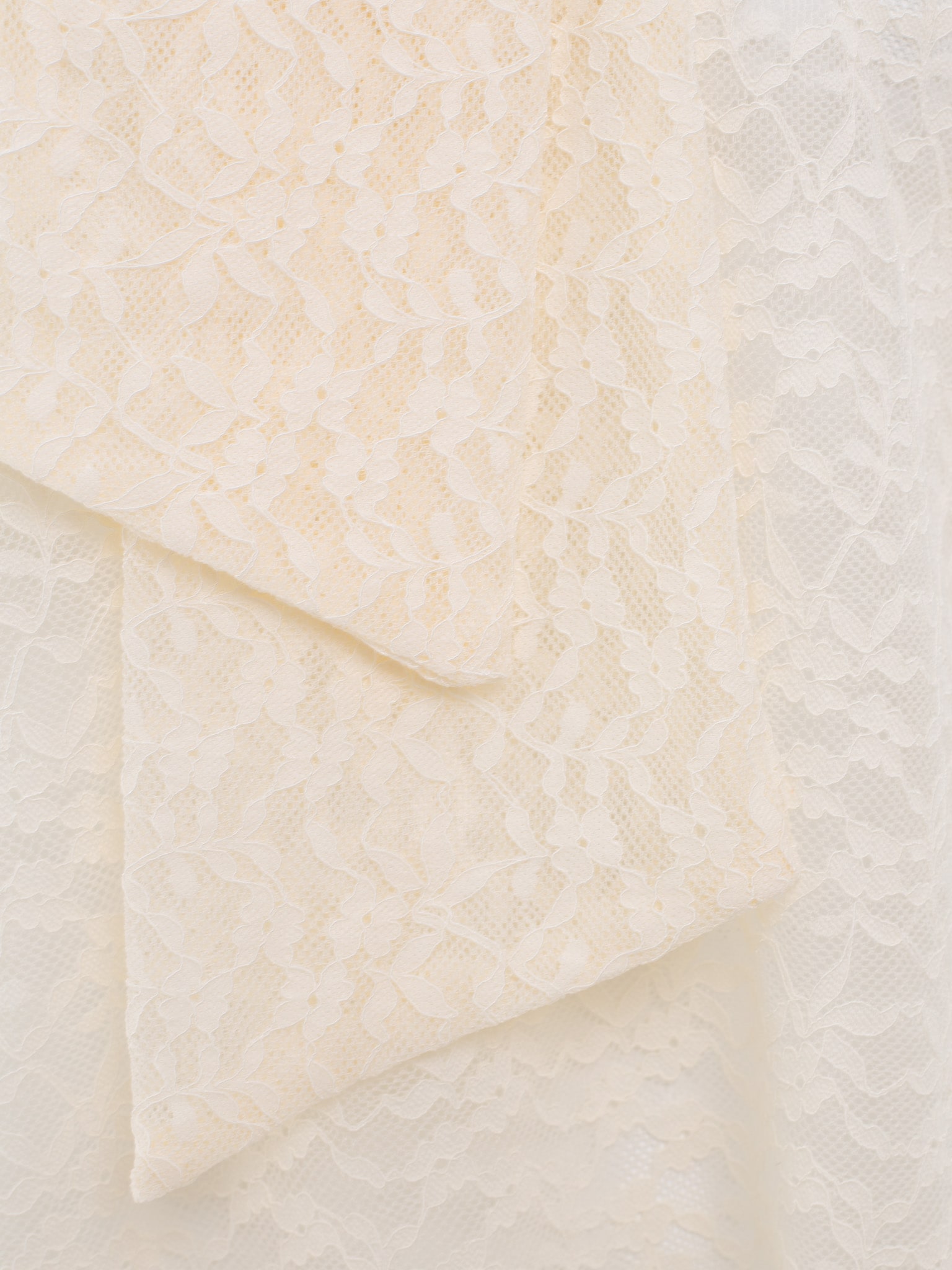 Koronkowa bluzka z kokardą na kołnierzu