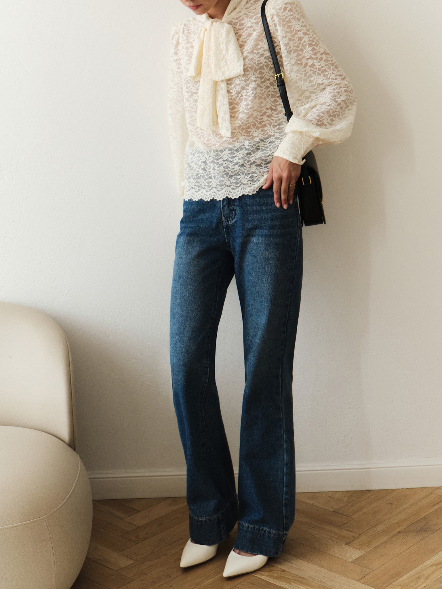 Koronkowa bluzka z kokardą na kołnierzu