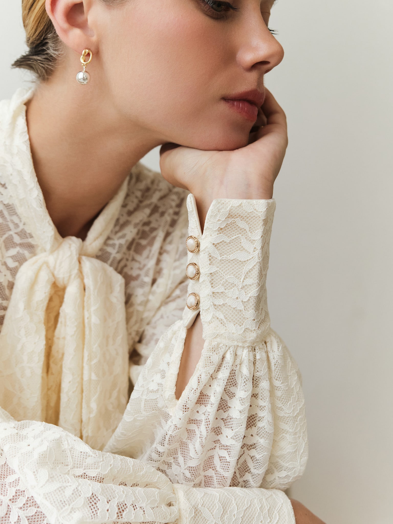 Koronkowa bluzka z kokardą na kołnierzu