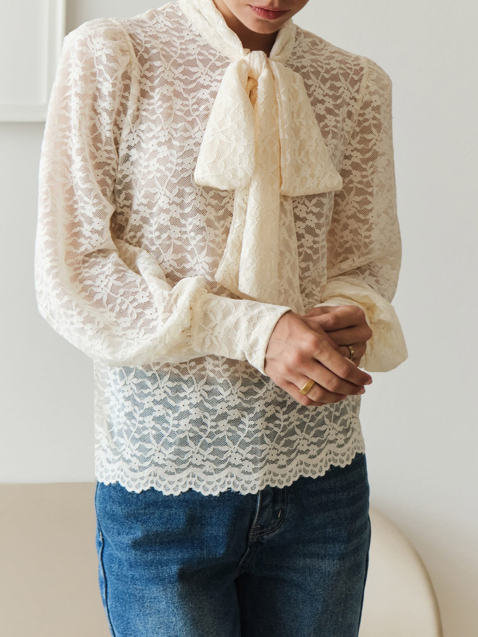 Koronkowa bluzka z kokardą na kołnierzu