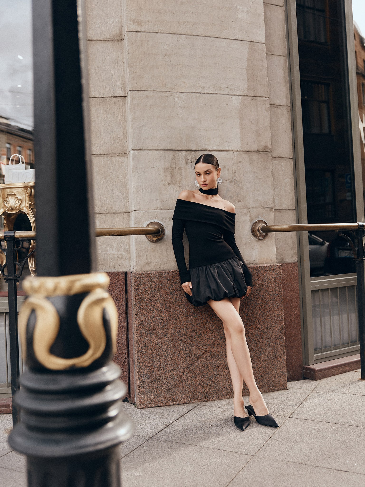 Mini dress with open shoulders and balloon skirt