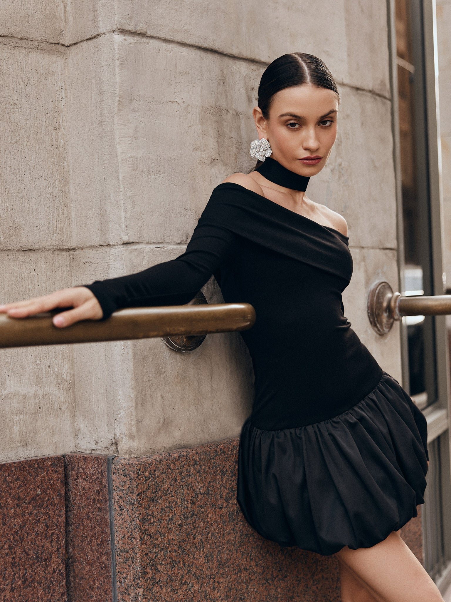 Mini dress with open shoulders and balloon skirt