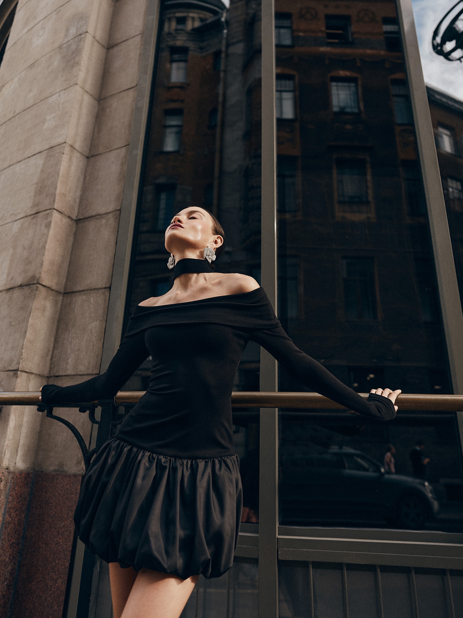 Mini dress with open shoulders and balloon skirt