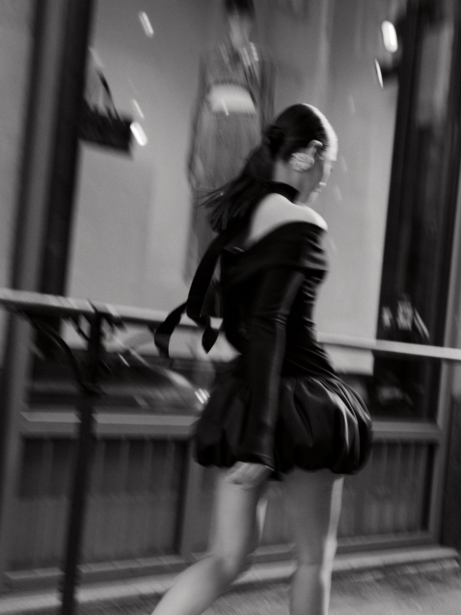 Mini dress with open shoulders and balloon skirt