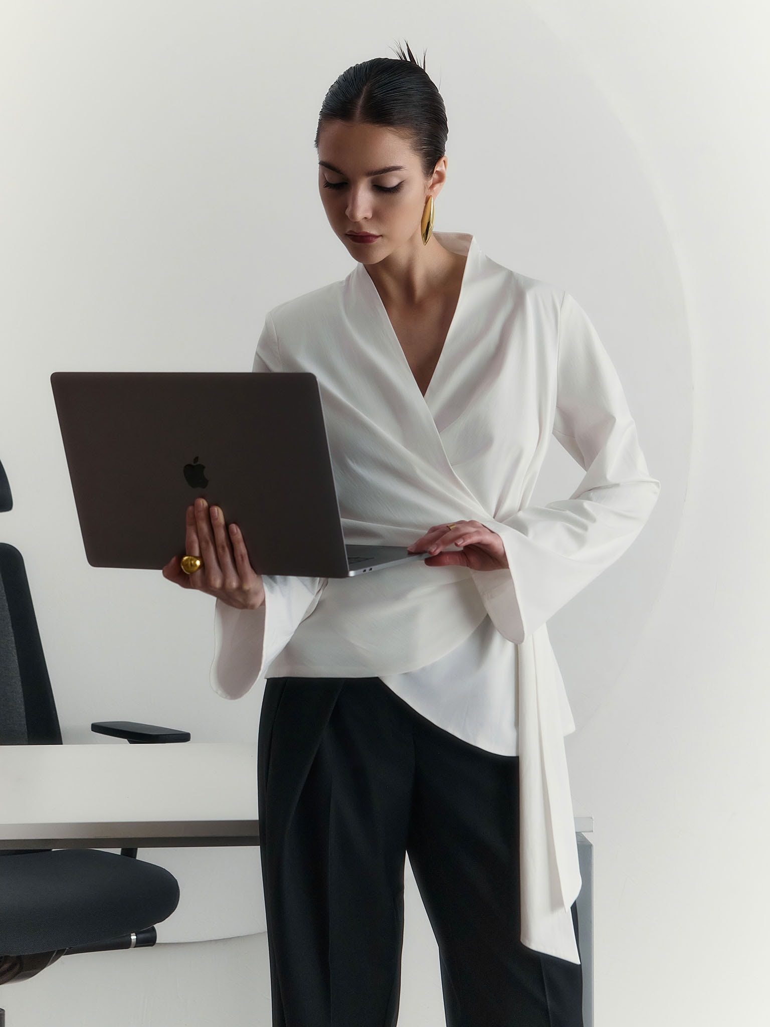 Струящаяся блуза на запах с широким поясом