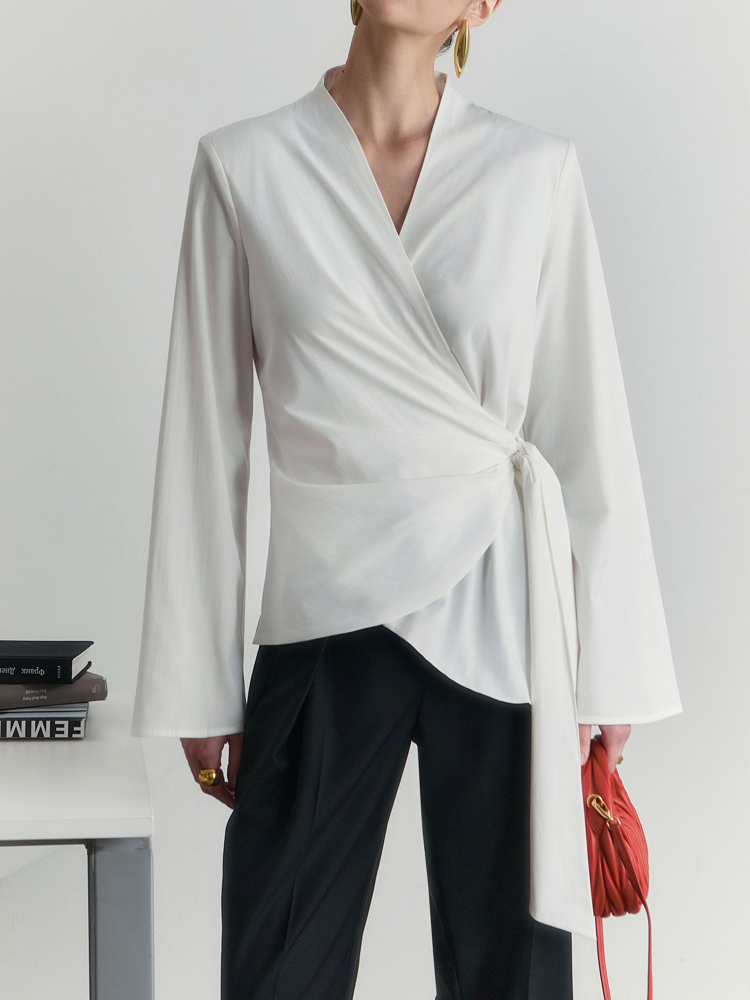 Струящаяся блуза на запах с широким поясом