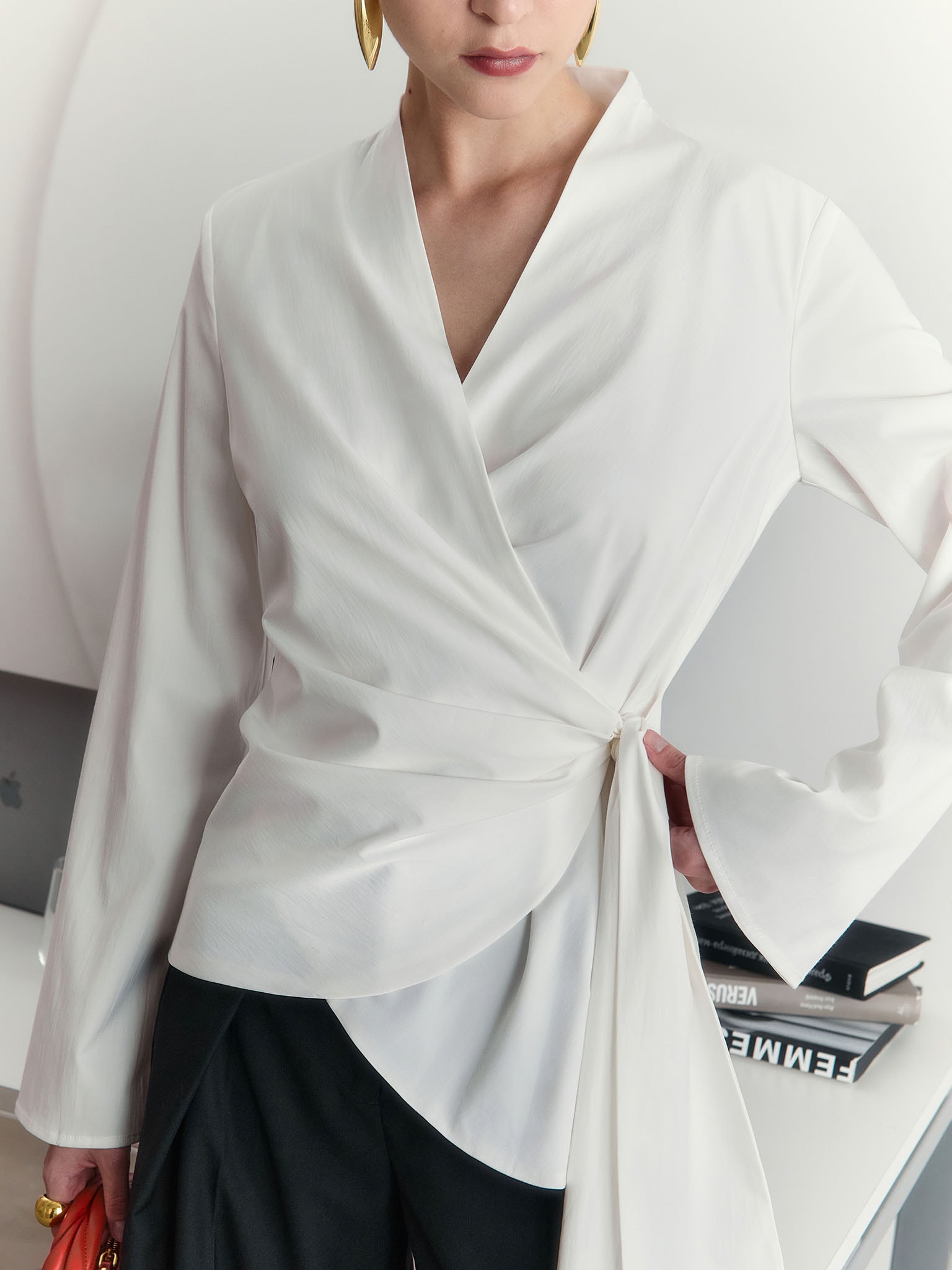 Струящаяся блуза на запах с широким поясом