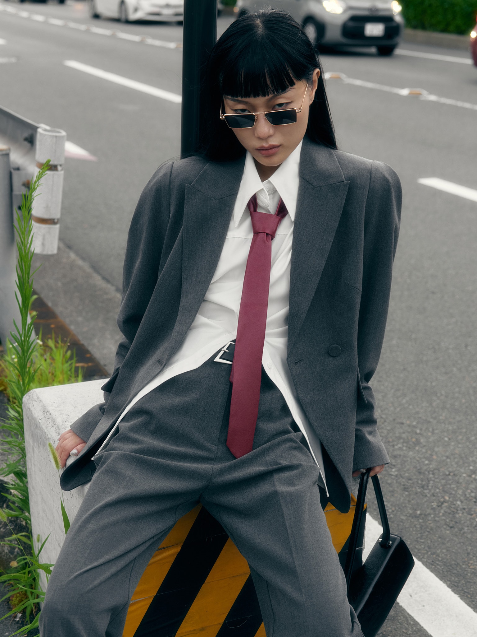 Dopasowana koszula z marszczeniami i ozdobnymi szwami na ramionach