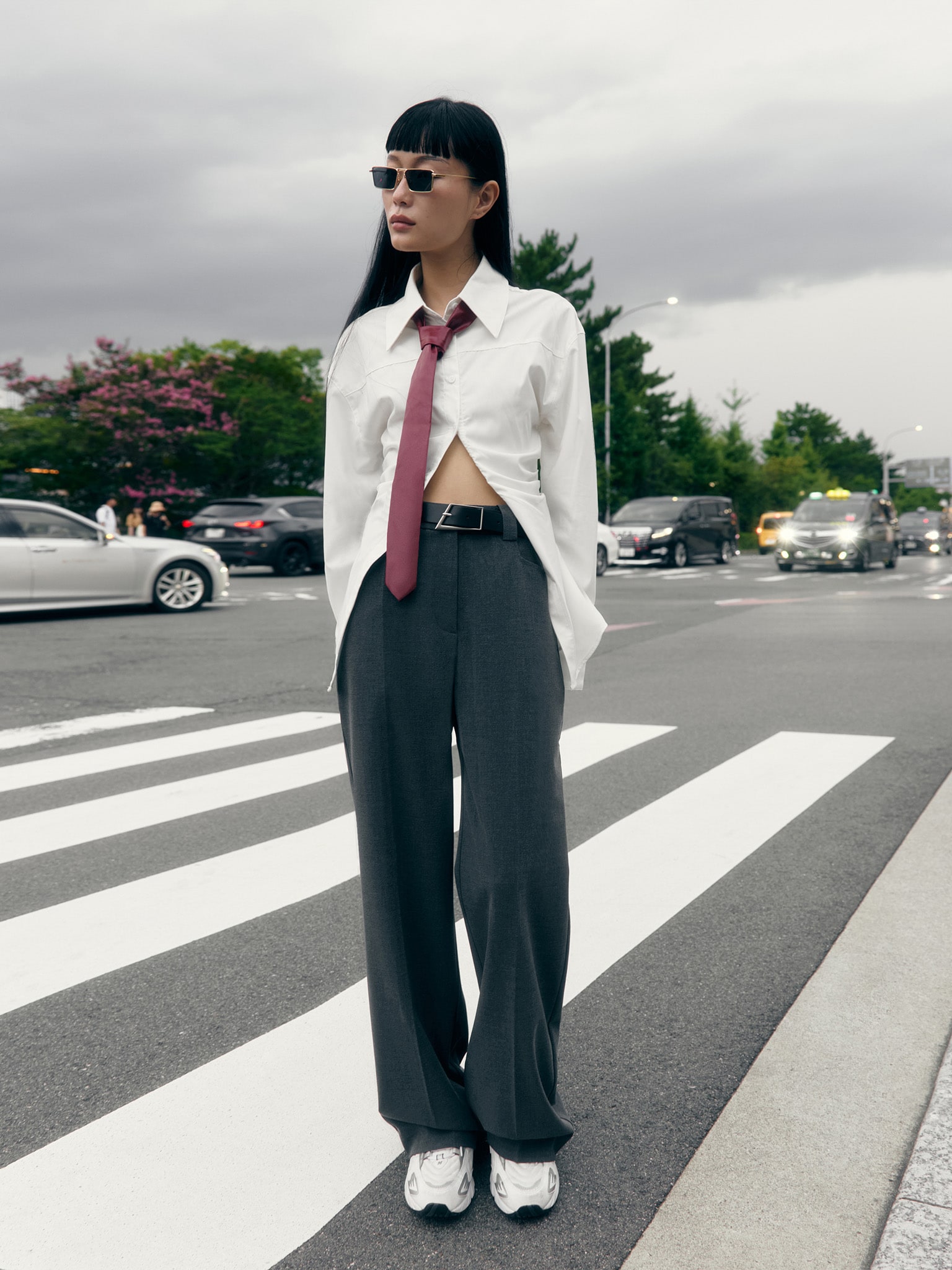 Dopasowana koszula z marszczeniami i ozdobnymi szwami na ramionach