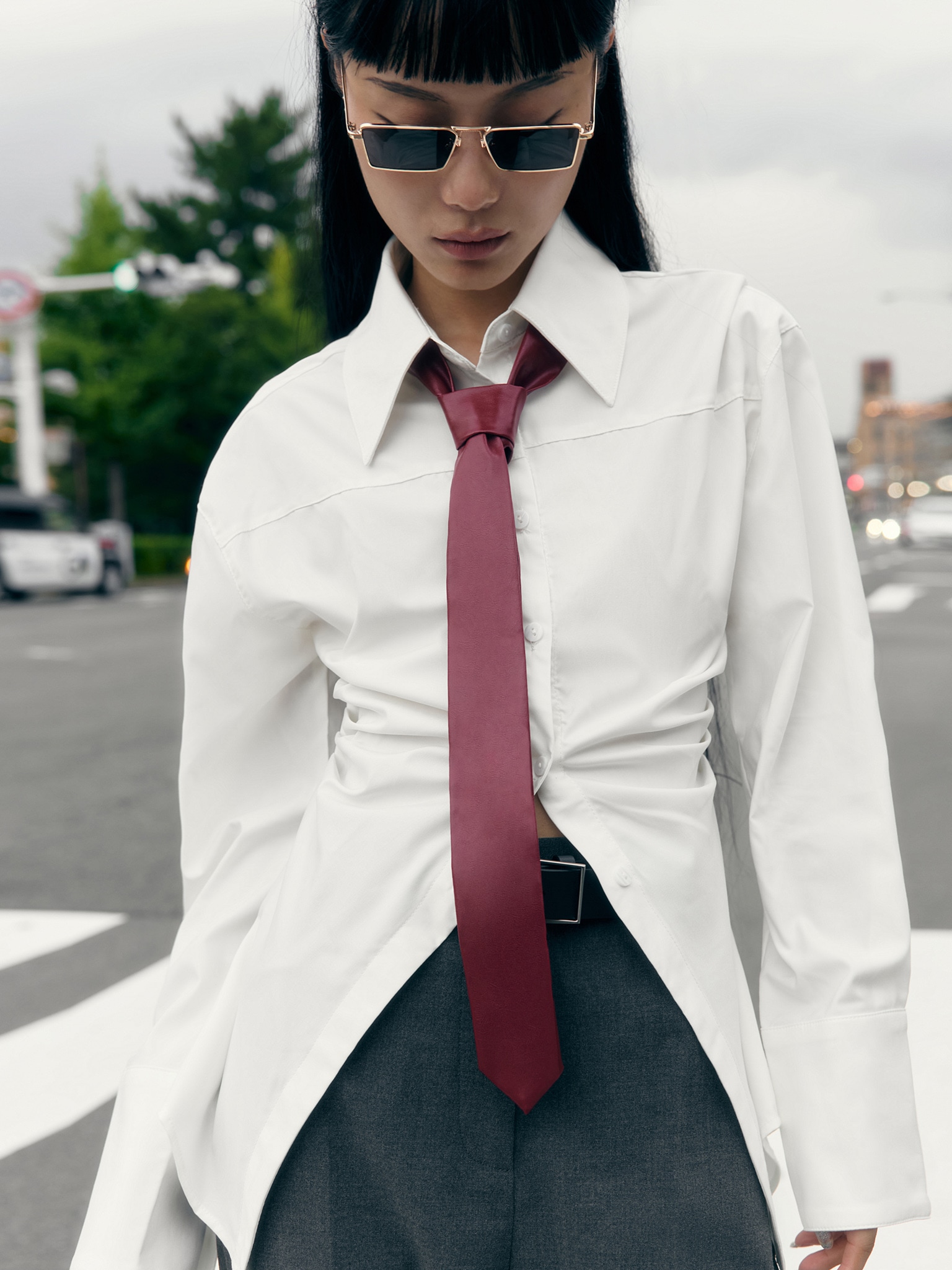 Dopasowana koszula z marszczeniami i ozdobnymi szwami na ramionach