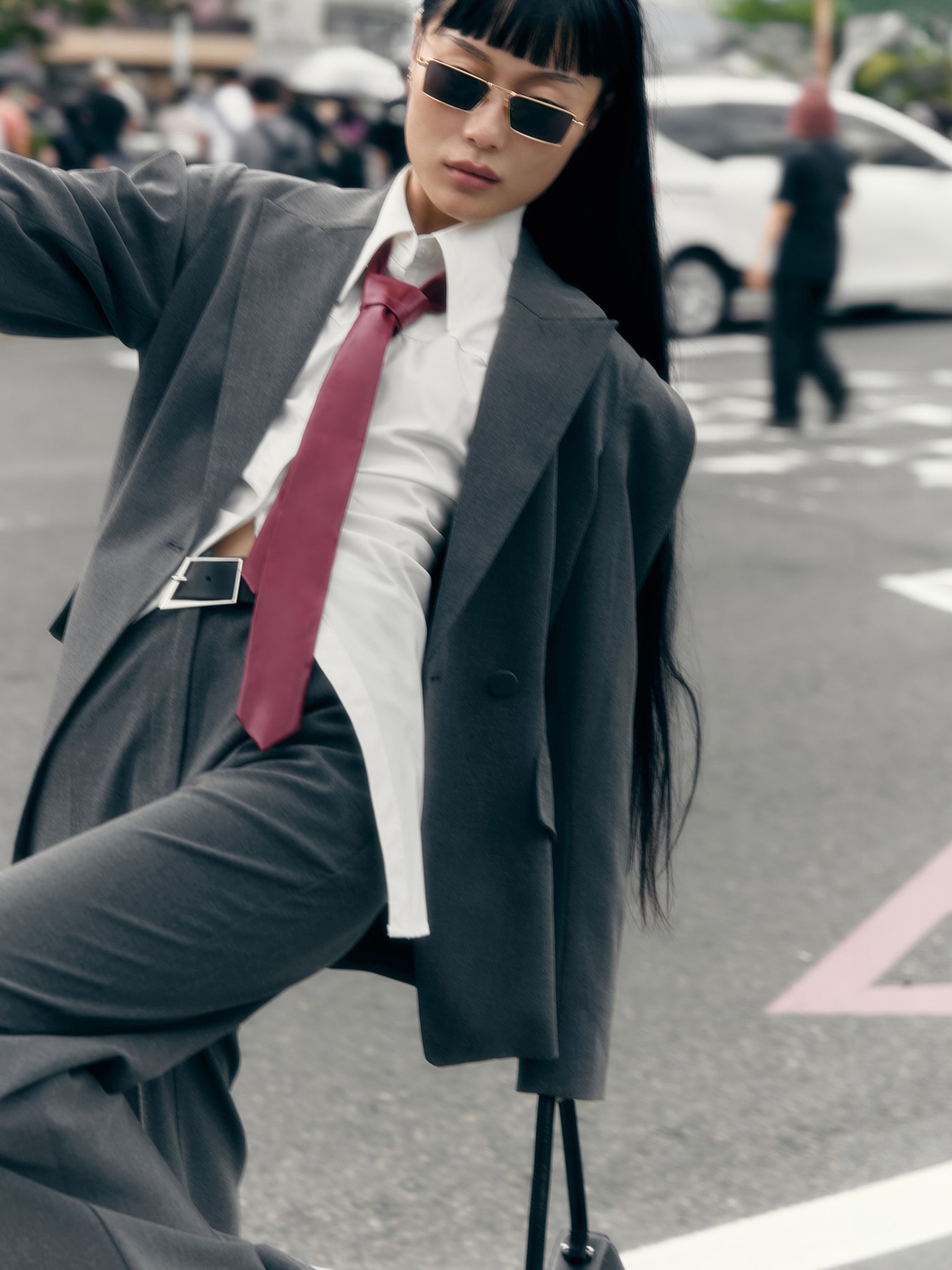 Dopasowana koszula z marszczeniami i ozdobnymi szwami na ramionach