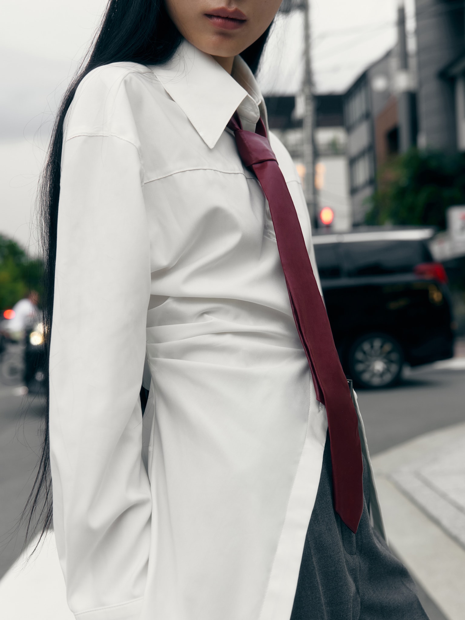 Dopasowana koszula z marszczeniami i ozdobnymi szwami na ramionach