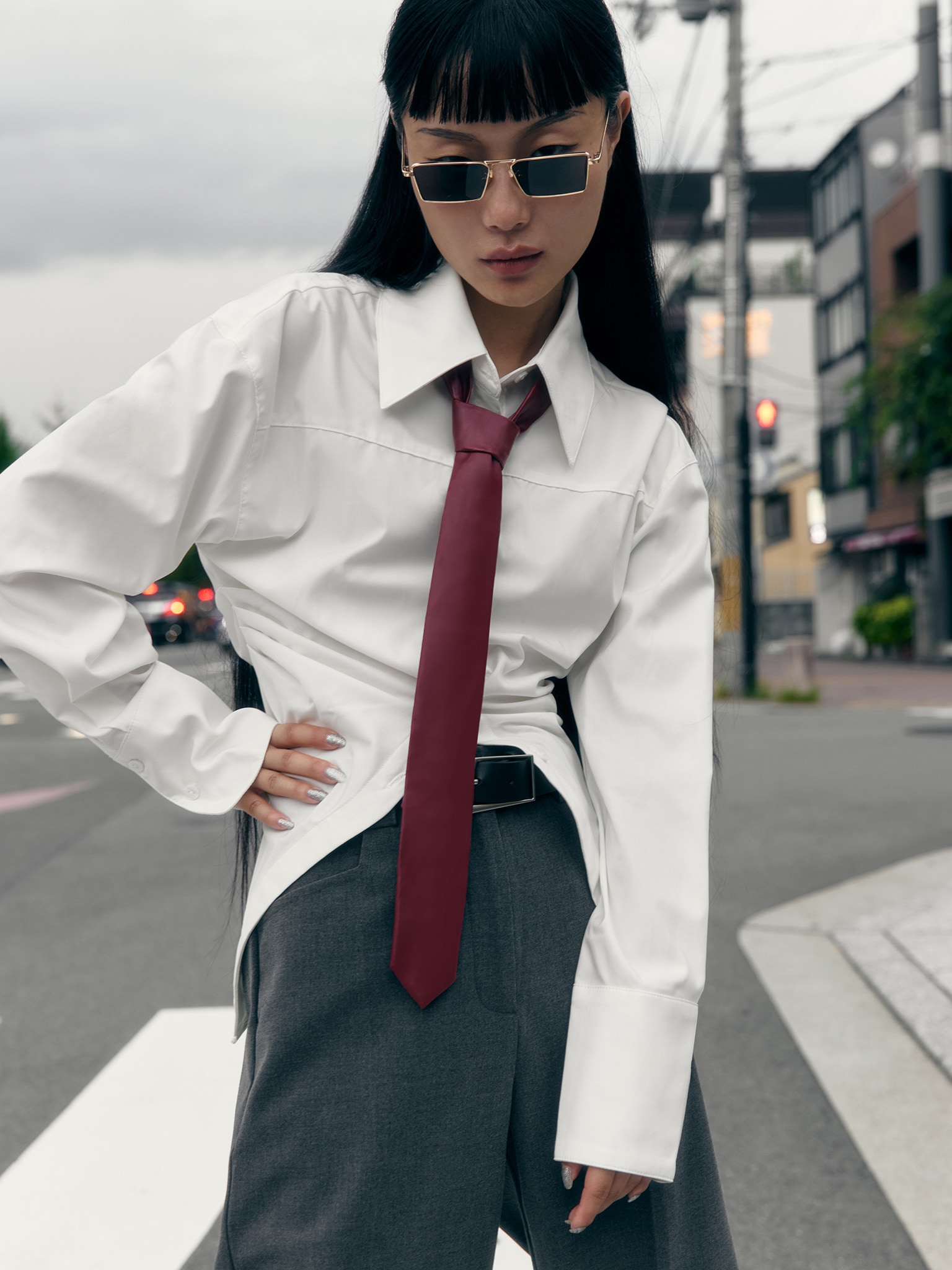 Dopasowana koszula z marszczeniami i ozdobnymi szwami na ramionach