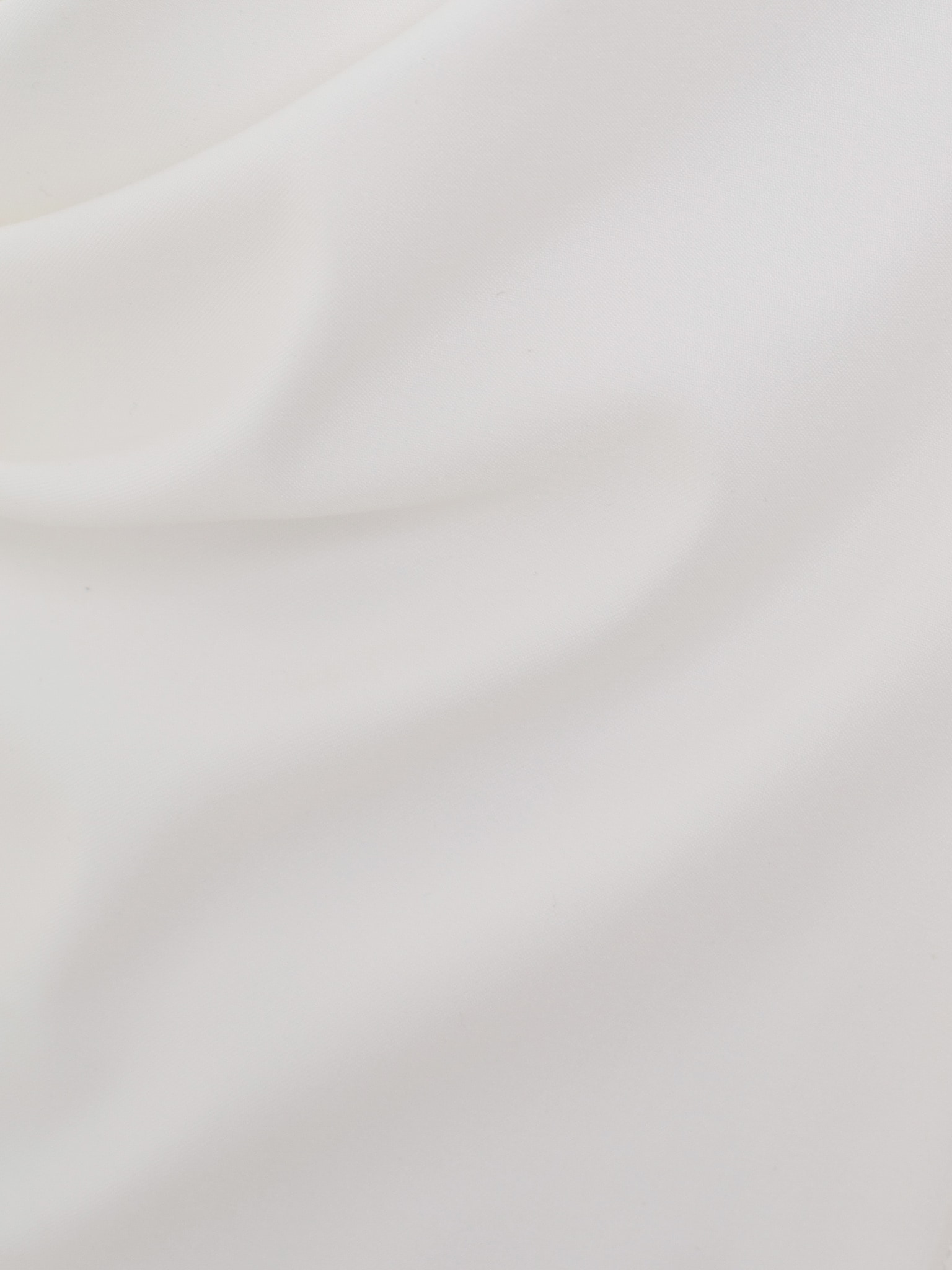 Dopasowana koszula z marszczeniami i ozdobnymi szwami na ramionach