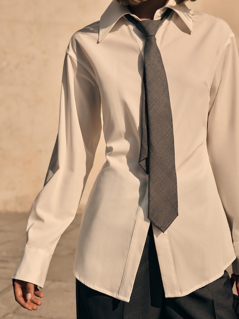 Prosta koszula z paskiem w talii