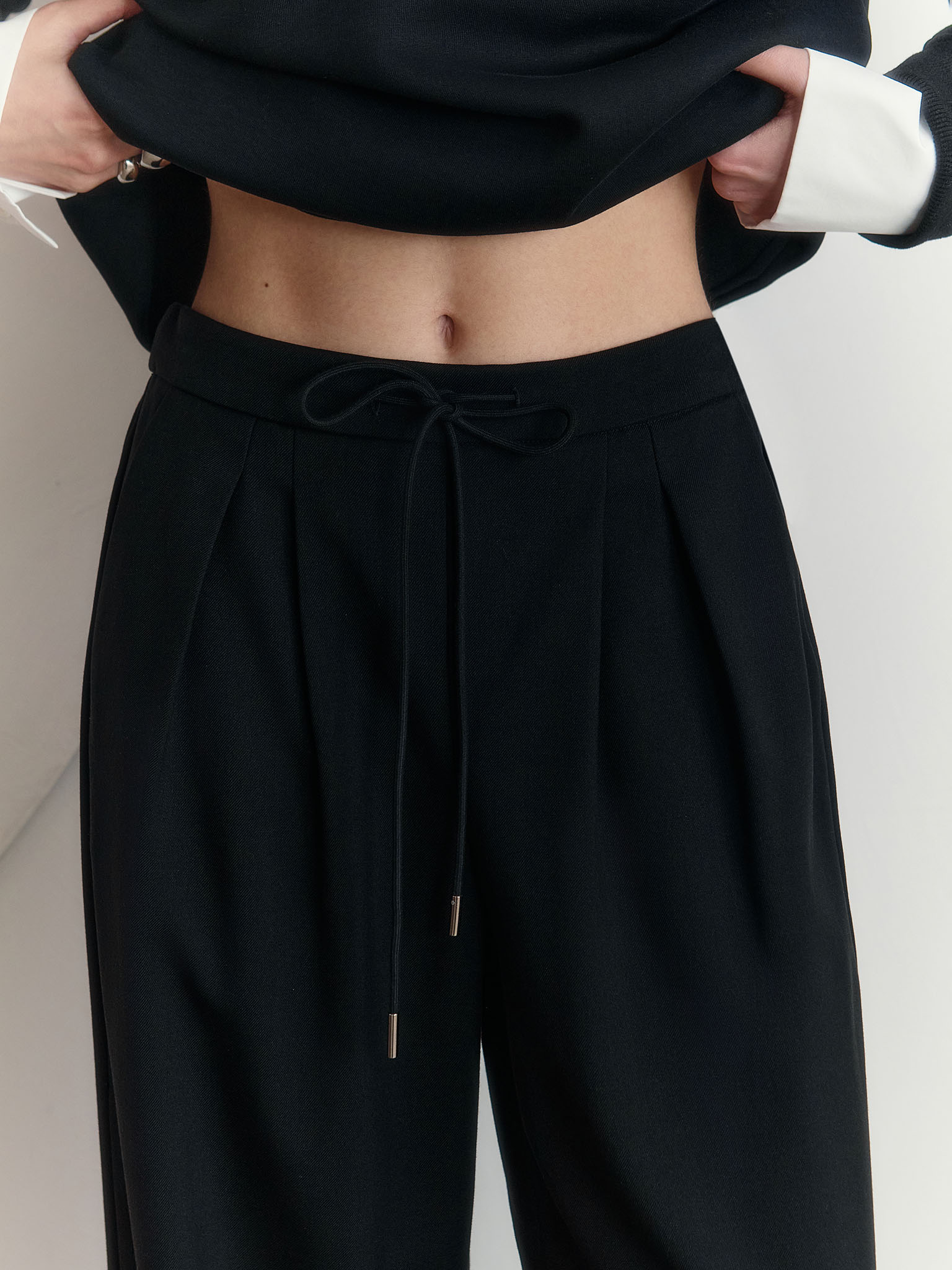 Брюки палаццо с защипами и завязками в тон :: LICHI - Online fashion store