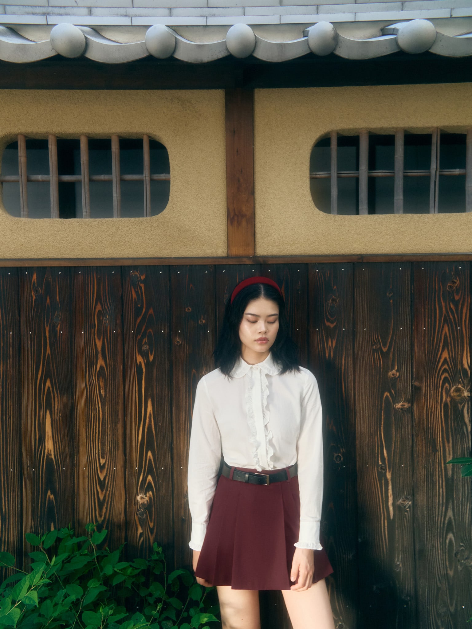 Mini skirt with large pleats on the sides and a belt