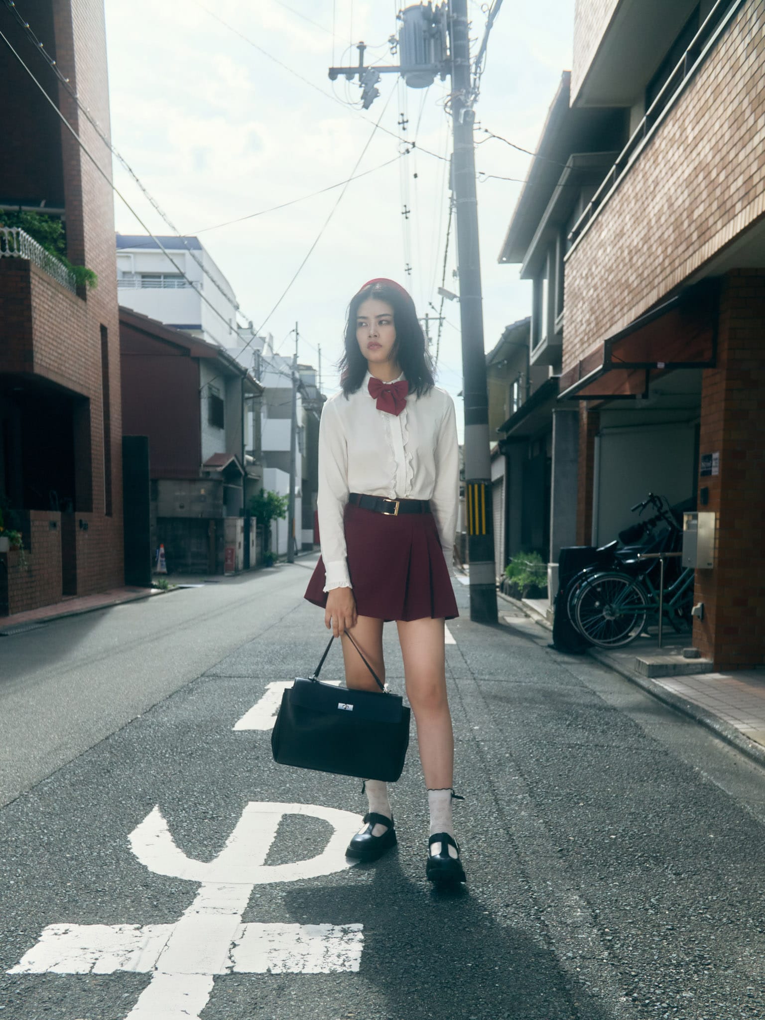 Mini skirt with large pleats on the sides and a belt