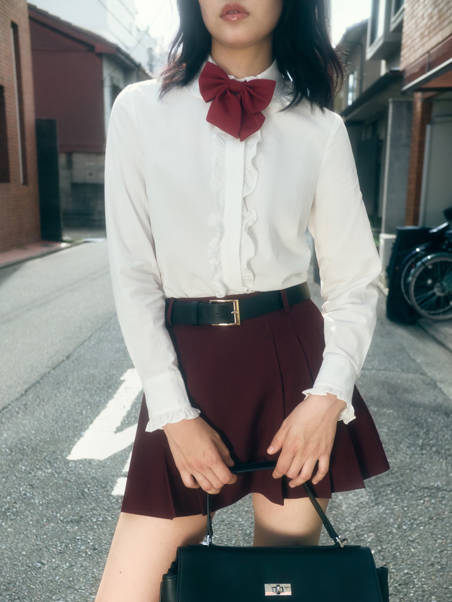 Mini skirt with large pleats on the sides and a belt